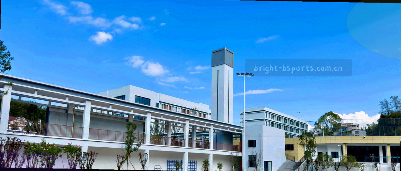 夜晚赛场通道的低角度广角远景，看台灯带与地面反光，画面中没有人物面部